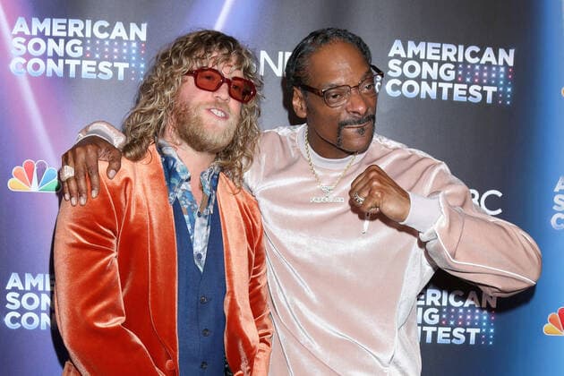 April 25, 2022, Universal City, CA, USA: LOS ANGELES - APR 25: Allen Stone, Snoop Dogg at the America™s Song Contest Semi-finals Red Carpet at Universal Studios on April 25, 2022 in Universal City, CA Universal City USA - ZUMAnc22 20220425_zaa_nc22_133 Copyright: xKathyxHutchinsx