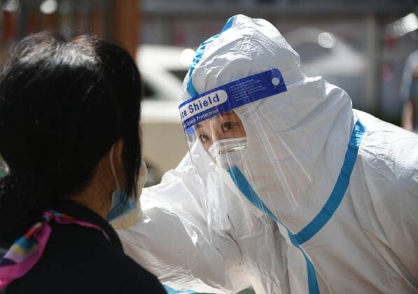 (220426) -- BEIJING, April 26, 2022 -- A medical worker takes a swab sample from a citizen at a makeshift nucleic acid testing site during a mass testing for COVID-19 in Haidian District, Beijing, capital of China, April 26, 2022. Beijing will conduct three rounds of nucleic acid testing in 11 areas from Tuesday to Saturday in efforts to curb the risk of COVID-19, local authorities said at a press conference Monday. The testing will cover people in the districts of Xicheng, Dongcheng, Haidian, Fengtai, Shijingshan, Fangshan, Tongzhou, Shunyi, Changping, Daxing and Beijing Economic-Technological Development Area, said Xu Hejian, spokesperson of the municipal government of Beijing. ) CHINA-BEIJING-COVID-19-NUCLEIC ACID TEST-EXPANSION (C
