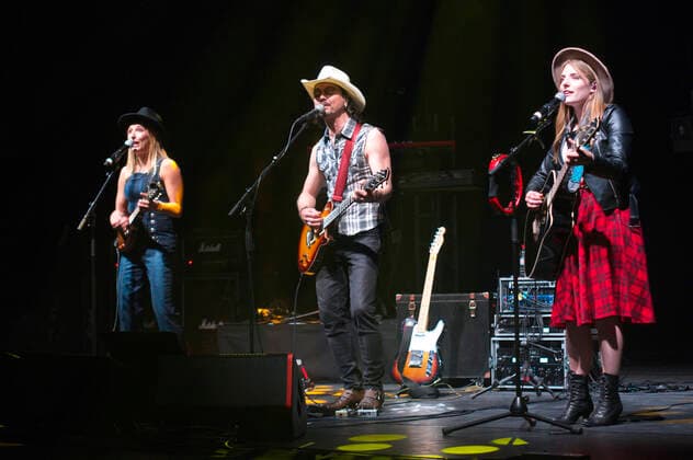 Stefanie Hertel, Lanny Lanner and Johanna Mross from More Than Words live at a concert at Friedrichstadt Palast Berlin, 25 04 2022 Foto:xC.xBehringx xFuturexImage