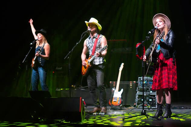 Stefanie Hertel, Lanny Lanner and Johanna Mross from More Than Words live at a concert at Friedrichstadt Palast Berlin, 25 04 2022 Foto:xC.xBehringx xFuturexImage
