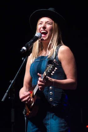 Stefanie Hertel from More Than Words live at a concert at Friedrichstadt Palast Berlin, 25 04 2022 Foto:xC.xBehringx xFuturexImage