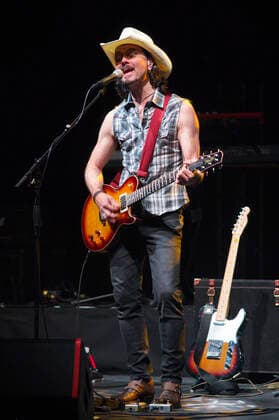 Lanny Lanner from More Than Words live at a concert at Friedrichstadt Palast Berlin, 25 04 2022 Foto:xC.xBehringx xFuturexImage
