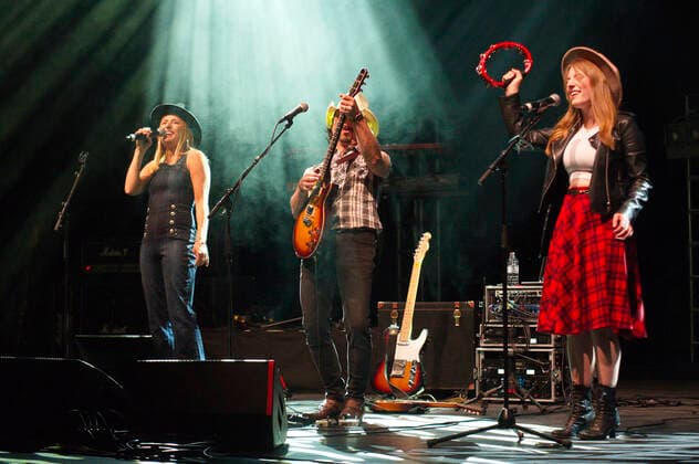 Stefanie Hertel, Lanny Lanner and Johanna Mross from More Than Words live at a concert at Friedrichstadt Palast Berlin, 25 04 2022 Foto:xC.xBehringx xFuturexImage