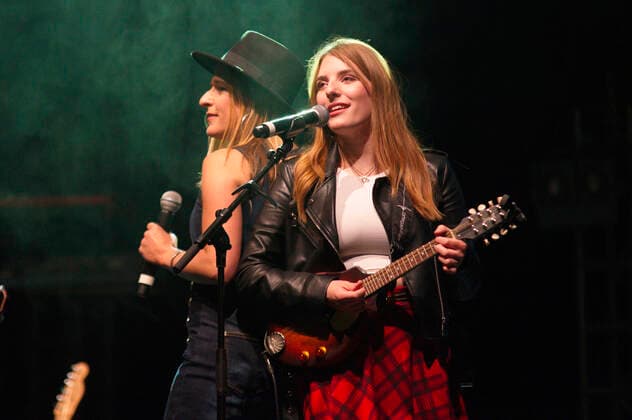 Stefanie Hertel and Johanna Mross from More Than Words live at a concert at Friedrichstadt Palast Berlin, 25 04 2022 Foto:xC.xBehringx xFuturexImage