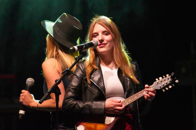 Stefanie Hertel and Johanna Mross from More Than Words live at a concert at Friedrichstadt Palast Berlin, 25 04 2022 Foto:xC.xBehringx xFuturexImage