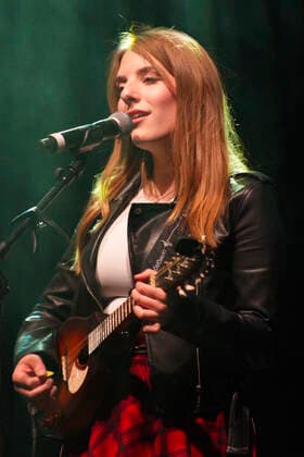 Johanna Mross from More Than Words live at a concert at Friedrichstadt Palast Berlin, 25 04 2022 Foto:xC.xBehringx xFuturexImage