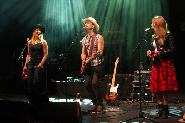 Stefanie Hertel, Lanny Lanner and Johanna Mross from More Than Words live at a concert at Friedrichstadt Palast Berlin, 25 04 2022 Foto:xC.xBehringx xFuturexImage