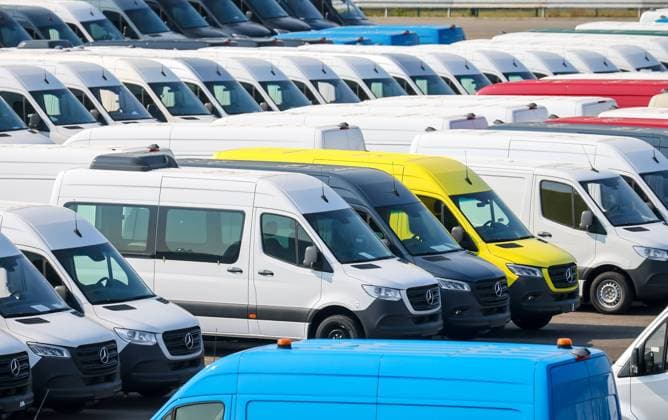 Duisburg, Nordrhein-Westfalen, Deutschland - Neuwagen, Umschlagplatz, Autoterminal im Duisburger Hafen. Duisburg Nordrhein-Westfalen Deutschland *** Duisburg, North Rhine Westphalia, Germany new car, transshipment point, car terminal in Duisburg port Duisburg North Rhine Westphalia Germany