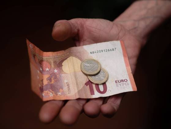 12 Euro, Mindestlohn in Deutschland, in der Hand *** 12 euros, minimum wage in Germany, in hand 1028901577