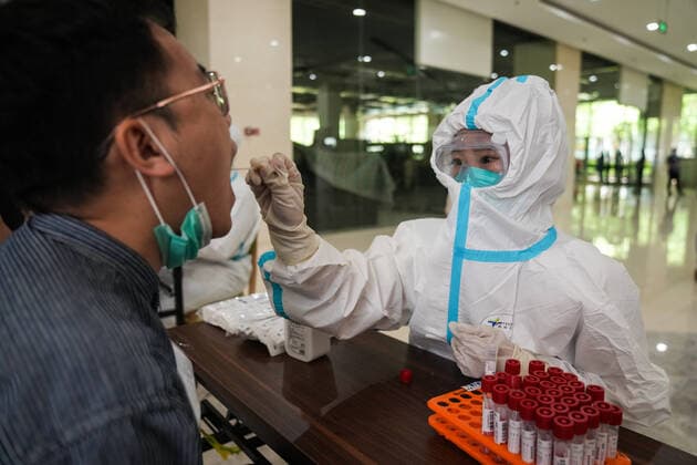 (220426) -- BEIJING, April 26, 2022 -- A medical worker takes a swab sample from a citizen at a nucleic acid testing site during a mass testing for COVID-19 in Beijing Economic-Technological Development Area, Beijing, capital of China, April 26, 2022. Beijing will conduct three rounds of nucleic acid testing in 11 areas from Tuesday to Saturday in efforts to curb the risk of COVID-19, local authorities said at a press conference Monday. The testing will cover people in the districts of Xicheng, Dongcheng, Haidian, Fengtai, Shijingshan, Fangshan, Tongzhou, Shunyi, Changping, Daxing and Beijing Economic-Technological Development Area, said Xu Hejian, spokesperson of the municipal government of Beijing. ) CHINA-BEIJING-COVID-19-NUCLEIC A