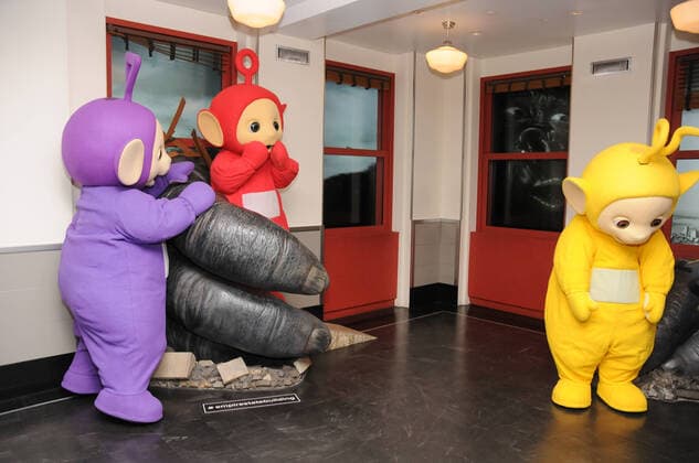 Bilder des Jahres 2022, Entertainment 04 April Entertainment Themen der Woche KW17 April 26, 2022, New York, United States: The Teletubbies visit the Empire State Building to celebrate their 25th Anniversary in New York City. During their visit a contract was signed with Lloyd s of London for 5 million dollars each. New York United States - ZUMAs197 20220426_zaa_s197_048 Copyright: xEfrenxLandaosx