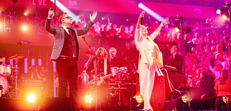 2022 04 26 20 23 39 ROTTERDAM Guus Meeuwis with Miss Montreal during the first show of De Vrienden van Amstel LIVE 2022 ANP KIPPA LEVIN DEN BOER netherlands out belgium out  Copyright: xx x447665173x originalFilename: 447665173.jpg