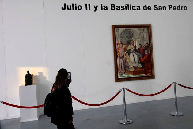 Holy See Cardinal Pietro Parolin Visits Sistine Chapel Replica In Mexico MEXICO CITY, MEXICO - APR 26, 2022: A person takes a photo in a tour , during the visit of the Secretary of State of the Holy See Cardinal Pietro Parolin at the replica of the Sistine Chapel. On Apr 26, 2022 In Mexico City, Mexico. (Photo by Luis Barron Eyepix Group) Copyright: xLuisxBarronx xEyepixxGroupx EYEPIX_LB_26042022_62899