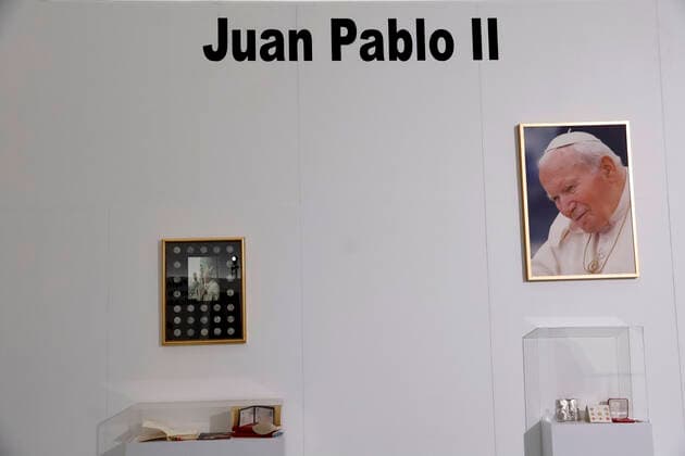 Holy See Cardinal Pietro Parolin Visits Sistine Chapel Replica In Mexico MEXICO CITY, MEXICO - APR 26, 2022: A portrait of Pope John Paul II in a tour , during the visit of the Secretary of State of the Holy See Cardinal Pietro Parolin at the replica of the Sistine Chapel. On Apr 26, 2022 In Mexico City, Mexico. (Photo by Luis Barron Eyepix Group) Copyright: xLuisxBarronx xEyepixxGroupx EYEPIX_LB_26042022_62901
