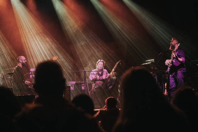 Entertainment Bilder des Tages April 27, 2022, Wroclaw, Wroclaw, Poland: We ll beat them with music is the slogan of the FreeUkraine tour, in which two Ukrainian-Polish bands Troye Zillia and Dagadana take part. The concerts took place on April 26, 2022 in Wroclaw club A2 in the photo: Troye Zillia Wroclaw Poland - ZUMAz123 20220427_zip_z123_009 Copyright: xKrzysztofxZatyckix
