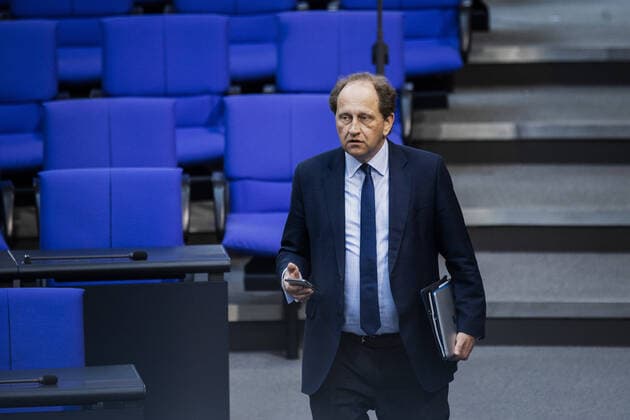 Alexander Graf Lambsdorff, Mitglied des Deutschen Bundestages (FDP), aufgenommen im Rahmen der Sitzung des Deutschen Bundestages in Berlin, 27.04.2022. Berlin Deutschland *** Alexander Graf Lambsdorff, Member of the German Bundestag FDP , taken during the session of the German Bundestag in Berlin, 27 04 2022 Berlin Germany Copyright: xFlorianxGaertner photothek.dex