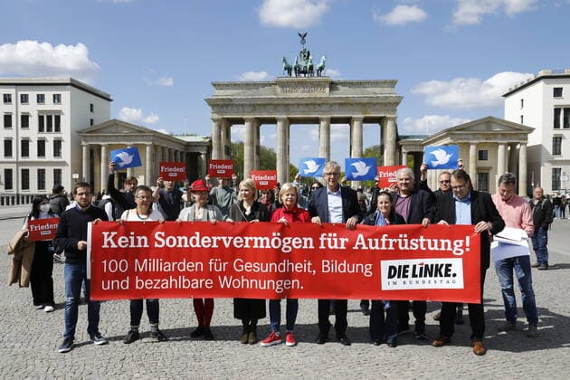 News Bilder des Tages Dr. Gesine Lötzsch, Dietmar Bartsch, Janine Wissler, Parteivorsitzende, Die Linke, Deutschland, Berlin, Brandenburger Tor, DIE LINKE, Aktion zum Sondervermögen, Kein Sondervermögen für Aufrüstung! 100 Milliarden für Gesundheit, Bildung und bezahlbare Wohnungen *** Dr Gesine Lötzsch, Dietmar Bartsch, Janine Wissler, Party Chairwoman, The Left Party, Germany, Berlin, Brandenburg Gate, DIE LINKE, Action on Special Fund, No Special Fund for Rearmament 100 Billion for Health, Education and Affordable Housing