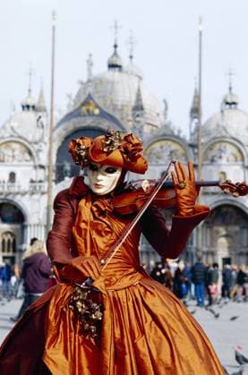 IMAGO Creative: 2022 Favoriten IMAGO Creative: Welttourismustag am 27. September Carnival, Venice, Italy , 1181981.jpg, adult, artist, arts, attraction, beautiful, beauty, bow, Carnival, costume, destination, dress, dressed, Europe, exterior, female, festival, fun, getaway, holiday, instrument, international, Italian, Italy, journey, mask, music, musical, occasion, outdoor, outside, people, performance, performing, person, play, player, scenery, sightseeing, special, string, tourism, tourist, travel, trip, Venice, violin, woman, women,