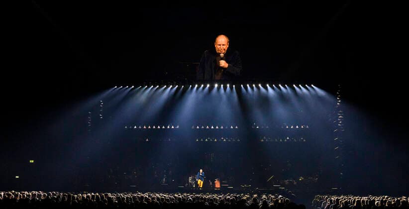 Bilder des Jahres 2022, Entertainment 04 April Entertainment Themen der Woche KW17 Entertainment Bilder des Tages Den tyske Oscar-, Grammy- og Golden Globe-vindende komponist Hans Zimmer iklaedt Ukraines farver og sit delvist ukrainske orkester paa scenen i Royal Arena onsdag den 27. april 2022. Hans Zimmer har lavet musik til mere end 200 projekter, der sammenlagt har indtjent taet paa svimlende 200 mia. kr.. , Copenhagen *** The German Oscar, Grammy and Golden Globe winning composer Hans Zimmer dressed in the colors of Ukraine and his partly Ukrainian orchestra on stage in the Royal Arena on Wednesday 27 April 2022 Hans Zimmer has made music for more than 200 projects, which together have earned close to a staggering 200 billion kr, Copenhagen  Copyright: TorbenxChristensen TorbenxChristensenx COP10686 spdk20220428-010115-L