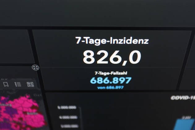 RKI dashboard, 7 day incidence is now 826.0 7 day incidence, RKI dashboard on a monitor on 28 04 2022 in Siegen Germany.