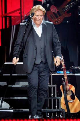 Howard Carpendale live at a concert of his 50 Years The Show of My Life Tour at the Swiss Life Hall Hannover, 27 04 2022 Foto:xU.xStammx xFuturexImage