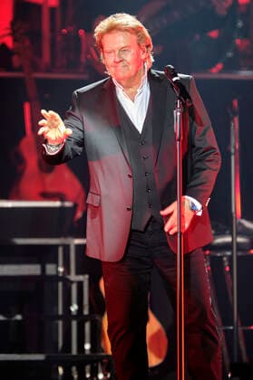 Howard Carpendale live at a concert of his 50 Years The Show of My Life Tour at the Swiss Life Hall Hannover, 27 04 2022 Foto:xU.xStammx xFuturexImage
