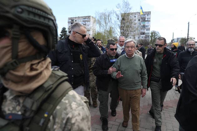 Bilder des Jahres 2022, News 04 April News Themen der Woche KW17 News Bilder des Tages UN s general secretary Antonio Guterres (C) visits Borodianka city in Ukraine, 28 April 2022. Guterres is to meet Ukraine s President Volodímir Zelenski later on the day, in an attempt to form a Contact Group to achieve a ceasefire and open safe humanitarian corridors. UN S general secretary Antonio Guterres visits Ukraine !ACHTUNG: NUR REDAKTIONELLE NUTZUNG!  Copyright: xMiguelxGutierrezx GRAF323 20220428-3dc172c8f4b23bc7e75a22188991813920e071c5