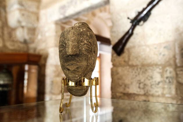 Bilder des Jahres 2022, News 04 April News Themen der Woche KW17 News Bilder des Tages Gaza Antiquities A newly-discovered stone statuette over 4,500 years old depicting the face of an ancient goddess, that was found by a Palestinian farmer while working his land in the southern Gaza Strip, at ElBacha Place Museum in Gaza City, April 28, 2022. The ministry said the 22-centimeter (6.7-inch) tall limestone head is believed to represent the Canaanite goddess Anat and is estimated to be dated to around 2,500 B.C. Gaza Palestine  Copyright: xMajdixFathix originalFilename: fathi-notitle220428_nptQ4.jpg