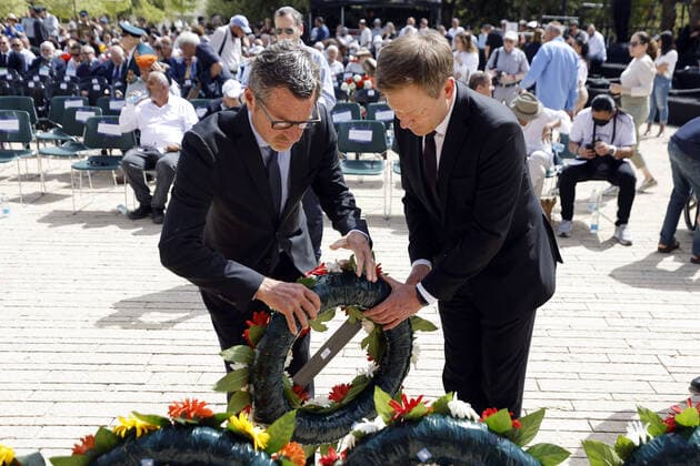 Bilder des Jahres 2022, News 04 April News Themen der Woche KW17 News Bilder des Tages Richard Lutz CEO of Deutsche Bahn, and Kai Diekmann German journalist, pay tribute during a wreath-laying ceremony marking Holocaust Remembrance Day at Warsaw Ghetto Square at Yad Vashem memorial in Jerusalem, April 28, 2022. REUTERS Amir Cohen POOL  PPPNIR211 AMIRxCOHEN