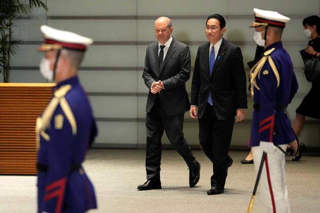 Bilder des Jahres 2022, News 04 April News Themen der Woche KW17 News Bilder des Tages April 28, 2022, Tokyo, JPN: German Chancellor Olaf Scholz, center left, and his Japanese counterpart Fumio Kishida arrive for the Prime Minister s Office in Tokyo, Thursday, April 28, 2022. Tokyo JPN - ZUMAz114 20220428_zih_z114_013 Copyright: xPOOLx