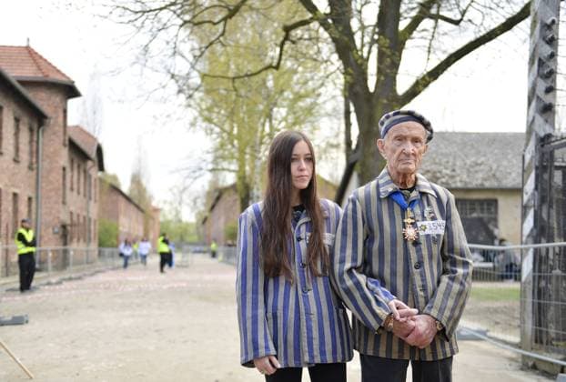 Bilder des Jahres 2022, News 04 April News Themen der Woche KW17 News Bilder des Tages March of the Living in Auschwitz Photo: Lukasz Kalinowski East News Holocaust survior Edward Mosberg and his granddaughter Jordana Karger attend the March of the Living to mark Israel s national Holocaust Remembrance Day (Yom HaShoah) at the site of the Nazi concentration camp Auschwitz-Birkenau on April 28, 2022 in Oswiecim, Poland. EN_01522299_0002 