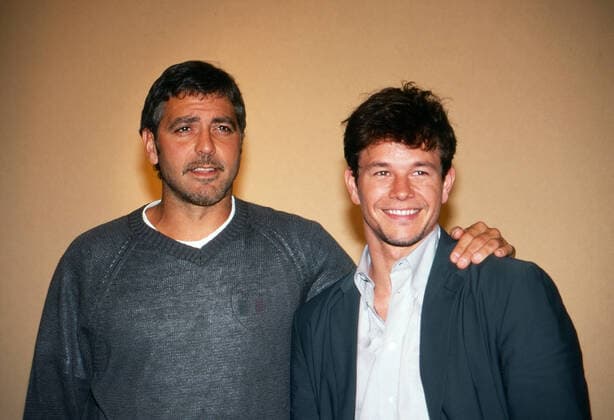 George Clooney, amerikanischer Schauspieler, mit Kollege Mark Wahlberg bei der Promotour zum Spielfilm The Perfect Storm , Deutschland 2000. Copyright: HartwigxValdmanis Nur redaktionelle Nutzung. Editorial usage only. UnitedArchivesVAL_720000555