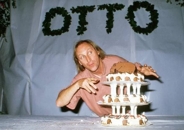 Otto Waalkes, deutscher Komiker und Schauspieler, mit einer dreistöckigen Ottifanten-Torte, Deutschland um 1988. Copyright: HartwigxValdmanis Nur redaktionelle Nutzng. Editorial usage only. UnitedArchivesVAL_720000728