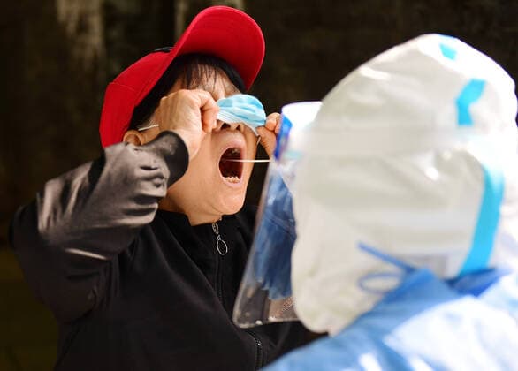 Bilder des Jahres 2022, News 04 April News Themen der Woche KW17 News Bilder des Tages (220428) -- BEIJING, April 28, 2022 -- A medical worker takes a swab sample from a resident for nucleic acid testing at a COVID-19 test site in Dongcheng District of Beijing, capital of China, April 28, 2022. During the latest resurgence of COVID-19 infections in Beijing, people from different walks of life have joined the fight against the coronavirus, working against the clock to offer hearty support. ) CHINA-BEIJING-COVID-19 (CN) ZhangxChenlin 