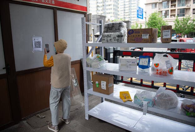(220428) -- BEIJING, April 28, 2022 -- A resident scans a QR code to join a WeChat group to buy vegetables in a community in Chaoyang District of Beijing, capital of China, April 28, 2022. During the latest resurgence of COVID-19 infections in Beijing, people from different walks of life have joined the fight against the coronavirus, working against the clock to offer hearty support. ) CHINA-BEIJING-COVID-19 (CN) ChenxZhonghao 