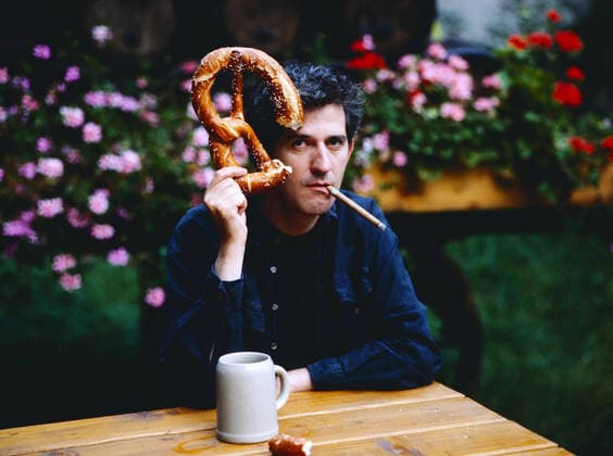 ILJA RICHTER Ilja Richter, der Schauspieler, Sänger, und Moderator, hier privat in einem Biergarten im Ort Polling, Region Oberbayern, wo er während seines Theatersommer-Gastspiels wohnt, Deutschland, 1992. Ilja Richter, the actor, singer presenter, here private in a beer garden in the village of Polling, region of Upper Bavaria, where he is staying during his Theater Summer guest appearances, Germany, 1992., Polling Copyright: kpa UnitedArchives55023870 EDITORIAL USE ONLY