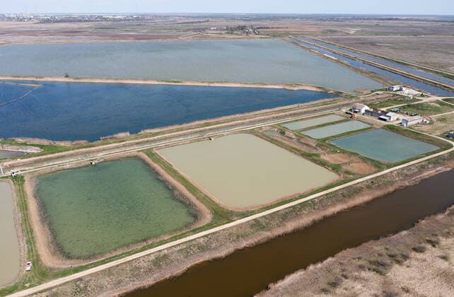 IMAGO Creative, Unsere Erde, UmweltvertrÃ¤gliche Herausforderungen des 21. Jahrhunderts, Ãœberfischung CRIMEA, RUSSIA - APRIL 28, 2022: An aerial view of the Crimean fish farm in the village of Novorybatskoye in northern Crimea. The fish farm was built in 1987; in 2021, over a million juvenile fishes were grown at the fish farm for stocking. The recently restored water supply from the Dnieper River via the North Crimean Canal allows the Crimean fish farm to restock up to 6,000 hectares of ponds; the fish farm is currently preparing for a spawning and stocking campaign, as well as a range of melioration measures. Sergei Malgavko TASS  TS12EDA0