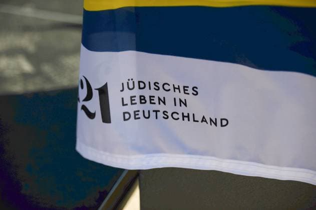 Abschlussveranstaltung Marsch des Lebens am Holocaust-Gedenktag Jom haSchoa Teil der Flagge Israels mit Aufschrift Jüdisches Leben in Deutschland . Aufnahme vom 28.04.2022, Veranstaltungsplatz vor der Hafenspitze Flensburg, *** Closing ceremony March of Life on Holocaust Remembrance Day Jom haShoa Part of the flag of Israel with inscription Jewish Life in Germany Photo taken 28 04 2022, event square in front of the harbor tip Flensburg,
