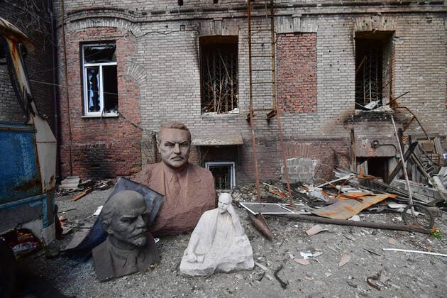 Bilder des Jahres 2022, News 04 April News Themen der Woche KW17 News Bilder des Tages DPR LPR Russia Ukraine Military Operation 8178516 28.04.2022 A view shows an inner yard of the heavily damaged Local history museum, as Russia s military operation in Ukraine continues, in Mariupol, Donetsk People s Republic. Alexey Kudenko Sputnik Mariupol Donetsk People s Republic  Copyright: xAlexeyxKudenkox