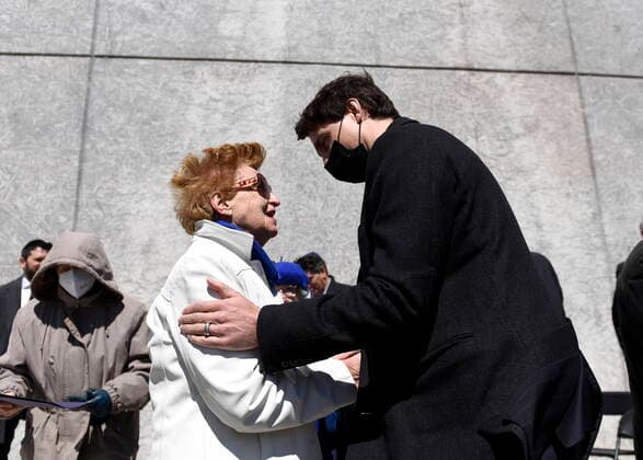 News Themen der Woche KW17 News Bilder des Tages April 28, 2022, Ottawa, ON, CAN: Prime Minister Justin Trudeau greets Holocaust survivor Vera Gara during a Yom HaShoah commemoration at the National Holocaust Monument in Ottawa, on Thursday, April 28, 2022. Yom HaShoah is the Jewish community s most significant day for Holocaust remembrance. Ottawa CAN  - ZUMAc35_ 20220428_zaf_c35_046 Copyright: xJustinxTangx