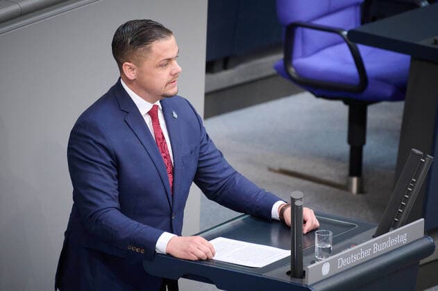 Plenarsitzung im Bundestag in Berlin Hannes Gnauck (AfD) während der Debatte zum Jahresbericht 2021 der Wehr­beauftragten im Rahmen der Sitzung des Deutschen Bundestags am 29.04.2022 in Berlin. Berlin Bundestag Berlin Deutschland *** Plenary session in the Bundestag in Berlin Hannes Gnauck AfD during the debate on the annual report 2021 of the defense commissioners during the session of the German Bundestag on 29 04 2022 in Berlin Berlin Bundestag Berlin Germany