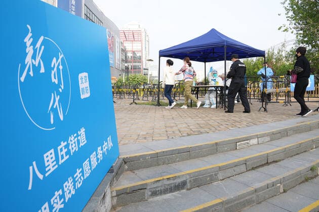 (220429) -- BEIJING, April 29, 2022 -- Medics take swab samples from residents for nucleic acid testing at Balizhuang Subdistrict in Chaoyang District, Beijing, capital of China, April 29, 2022. Chaoyang District of Beijing has started a new round of nucleic acid testing on Friday to curb the recent resurgence of COVID-19. ) CHINA-BEIJING-CHAOYANG-NEW ROUND OF NUCLEIC ACID TESTING (CN) JuxHuanzong 