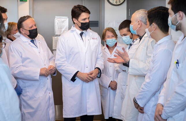 Kanada, Justin Trudeau eröffnet Forschungseinrichtung für Moderna-Impfstoffe in Montreal April 29, 2022, Montreal, PQ, Canada: Prime Minister Justin Trudeau, right, and Quebec Premier Francois Legault, left, tour a research lab at McGill University prior to an announcement of the opening of a Moderna vaccine production and research facility in Montreal, Friday, April 29, 2022. Montreal Canada  - ZUMAc35_ 20220429_zaf_c35_002 Copyright: xGrahamxHughesx