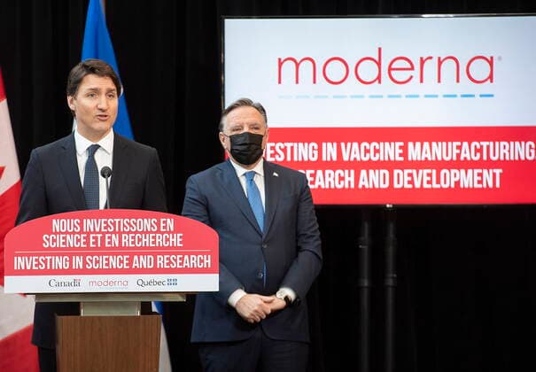 Kanada, Justin Trudeau eröffnet Forschungseinrichtung für Moderna-Impfstoffe in Montreal April 29, 2022, Montreal, PQ, Canada: Quebec Premier Francois Legault, right, looks on as Prime Minister Justin Trudeau speaks during an announcement of the opening of a Moderna vaccine production and research facility in Montreal, Friday, April 29, 2022. Montreal Canada  - ZUMAc35_ 20220429_zaf_c35_004 Copyright: xGrahamxHughesx
