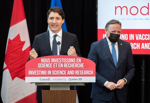 Kanada, Justin Trudeau eröffnet Forschungseinrichtung für Moderna-Impfstoffe in Montreal April 29, 2022, Montreal, PQ, Canada: Quebec Premier Francois Legault, right, looks on as Prime Minister Justin Trudeau speaks during an announcement of the opening of a Moderna vaccine production and research facility in Montreal, Friday, April 29, 2022. Montreal Canada  - ZUMAc35_ 20220429_zaf_c35_005 Copyright: xGrahamxHughesx