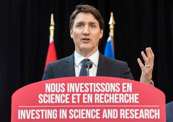 Kanada, Justin Trudeau eröffnet Forschungseinrichtung für Moderna-Impfstoffe in Montreal April 29, 2022, Montreal, PQ, Canada: Prime Minister Justin Trudeau speaks during an announcement of the opening of a Moderna vaccine production and research facility in Montreal, Friday, April 29, 2022. Montreal Canada  - ZUMAc35_ 20220429_zaf_c35_006 Copyright: xGrahamxHughesx