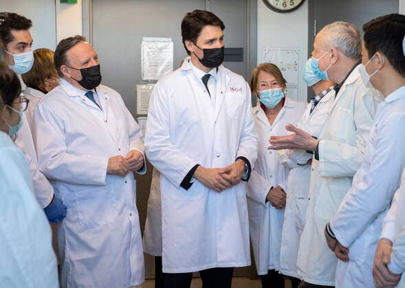 Kanada, Justin Trudeau eröffnet Forschungseinrichtung für Moderna-Impfstoffe in Montreal April 29, 2022, Montreal, PQ, Canada: Prime Minister Justin Trudeau, right, and Quebec Premier Francois Legault, left, tour a research lab at McGill University prior to an announcement of the opening of a Moderna vaccine production and research facility in Montreal, Friday, April 29, 2022. Montreal Canada  - ZUMAc35_ 20220429_zaf_c35_007 Copyright: xGrahamxHughesx