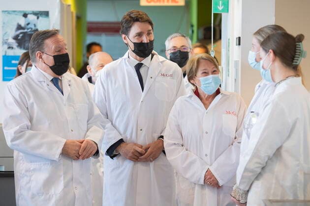 Kanada, Justin Trudeau eröffnet Forschungseinrichtung für Moderna-Impfstoffe in Montreal April 29, 2022, Montreal, PQ, Canada: Prime Minister Justin Trudeau, right, and Quebec Premier Francois Legault, left, tour a research lab at McGill University prior to an announcement of the opening of a Moderna vaccine production and research facility in Montreal, Friday, April 29, 2022. Montreal Canada  - ZUMAc35_ 20220429_zaf_c35_008 Copyright: xGrahamxHughesx
