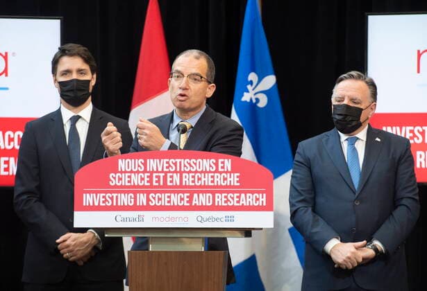 Kanada, Justin Trudeau eröffnet Forschungseinrichtung für Moderna-Impfstoffe in Montreal April 29, 2022, Montreal, PQ, Canada: Quebec Premier Francois Legault, right, and Prime Minister Justin Trudeau, left, look on as Moderna global CEO Stephane Bancel speaks during an announcement of the opening of a Moderna vaccine production and research facility in Montreal, Friday, April 29, 2022. Montreal Canada  - ZUMAc35_ 20220429_zaf_c35_010 Copyright: xGrahamxHughesx