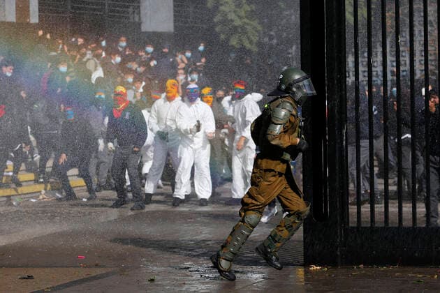 Bilder des Jahres 2022, News 04 April News Themen der Woche KW17 News Bilder des Tages Chile, Ausschreitungen bei Studentenprotesten in Santiago Santiago, 29 abril 2022. Estudiantes del Instituto Nacional protestan por mejoras en las condiciones de educacion del establecimiento. Marcelo hernandez Aton Chile, santiago chile Aton_603810 *** Santiago, April 29, 2022 Students of the National Institute protest for improvements in the educational conditions of the establishment Marcelo hernandez Aton Chile, santiago chile Aton 603810  Copyright: MARCELOxHERNANDEZ ATONxCHILE